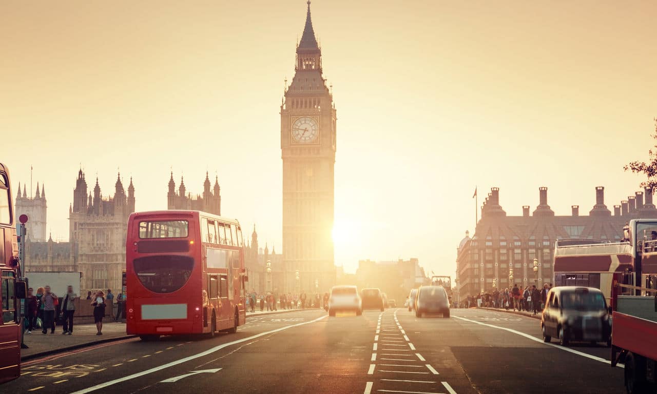 00682 hotels in london hotel big ben westminster bridge doppeldecker bus rot urlaub kurzurlaub wochenende sightseeing