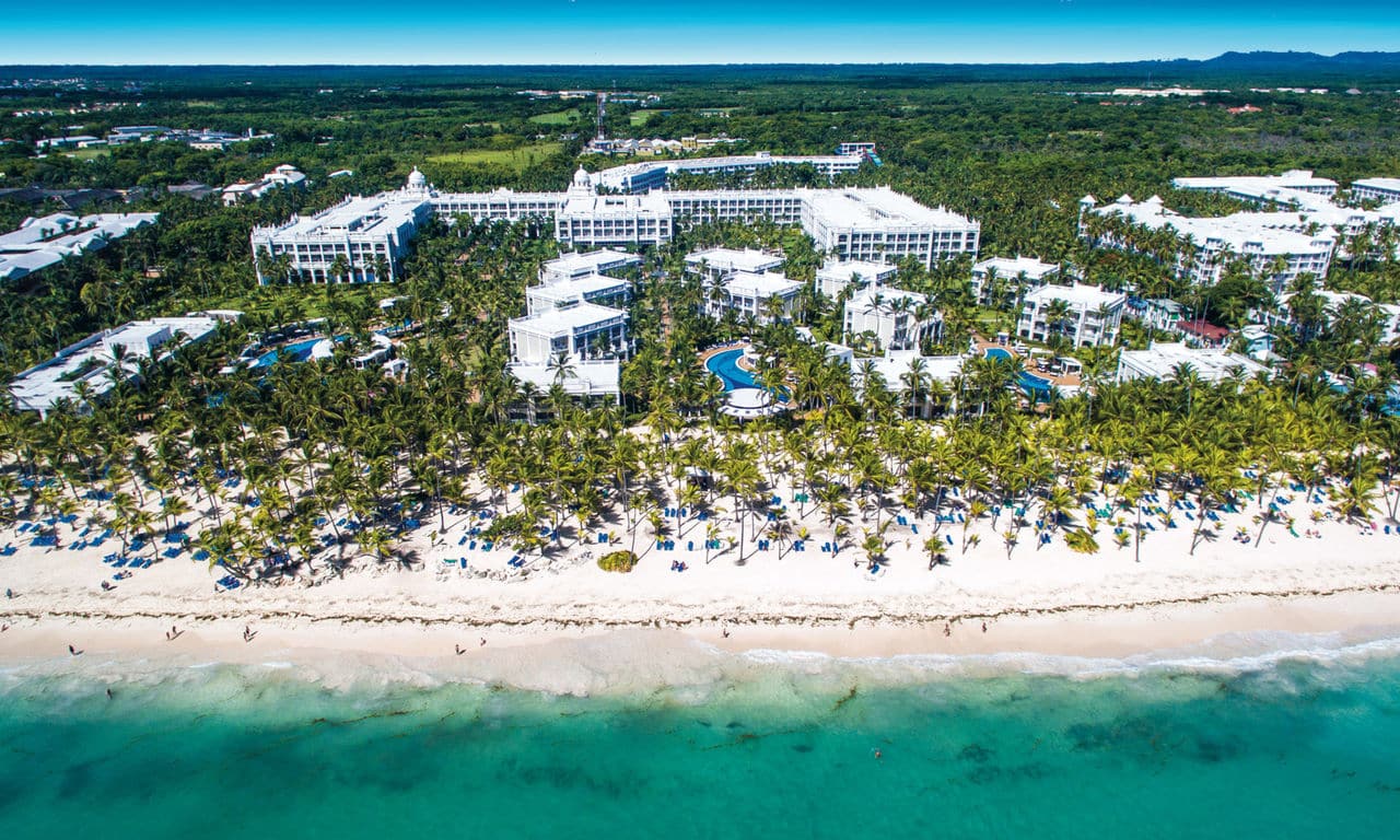 Dominikanische Republik - hotel Riu Palace Bavaro - hotelanlage am sandstrand