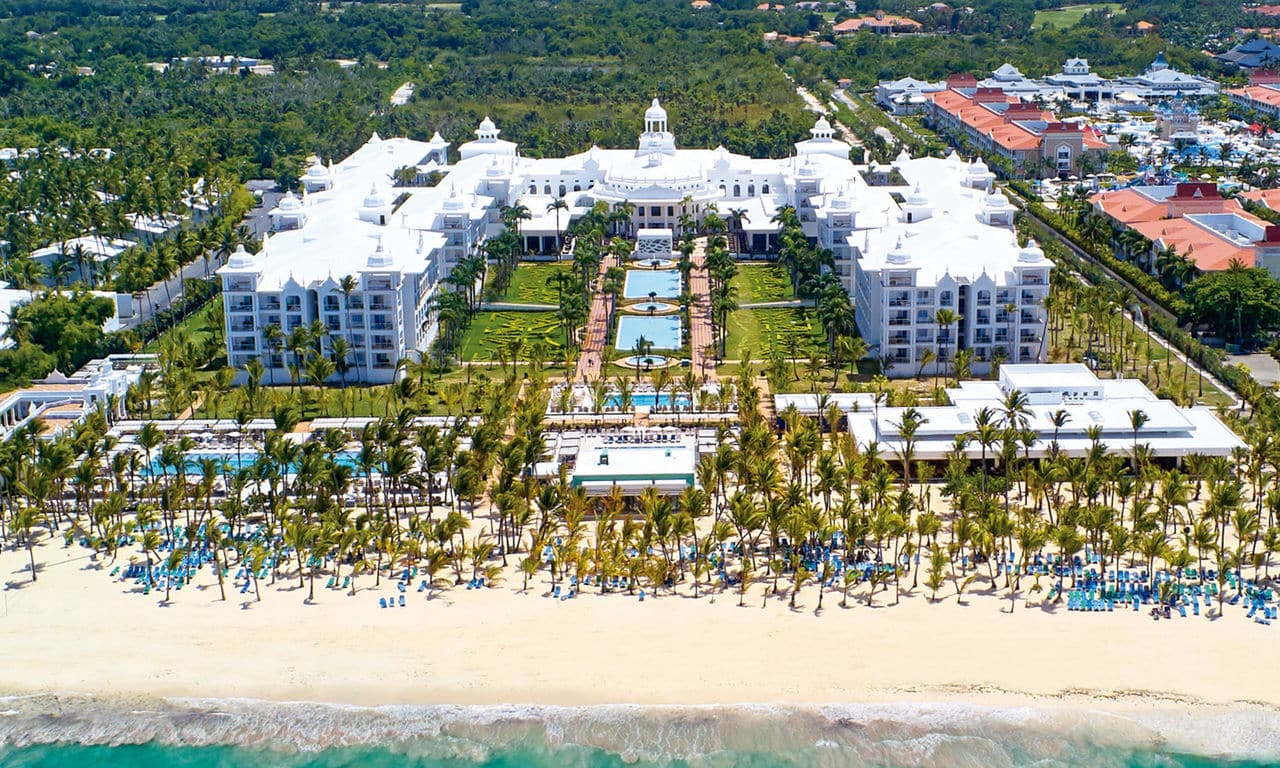 Dominikanische Republik - hotel Riu Palace Punta Cana - hotelanlage swimming pool und strand