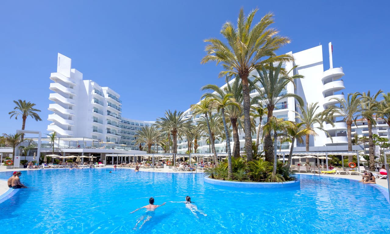 Gran Canaria - hotel Riu Papayas - swimming Pool und hotelansicht 03