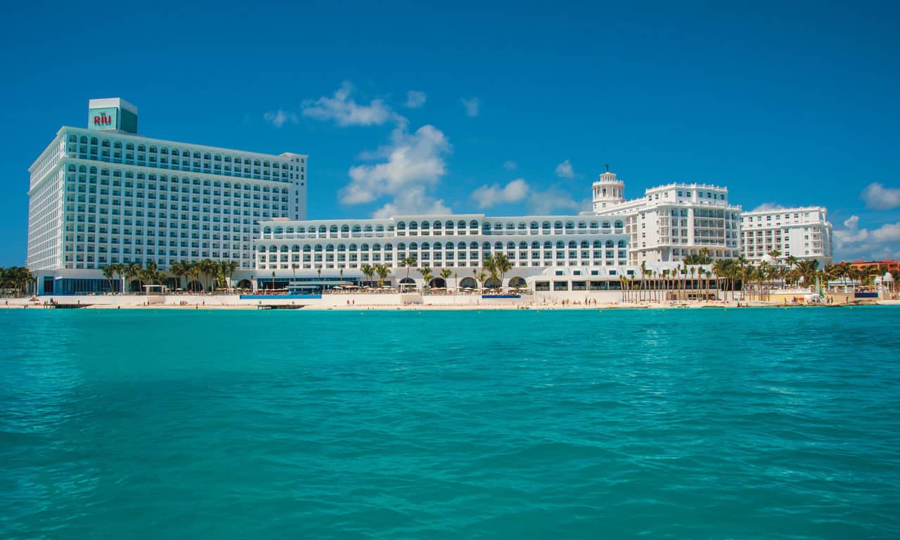 Mexiko cancun - hotel Riu Cancun - hotelansicht und sandstrand